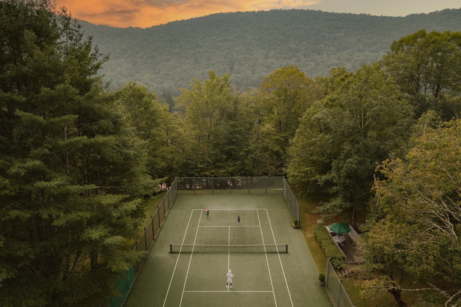 The inn's outdoor tennis court